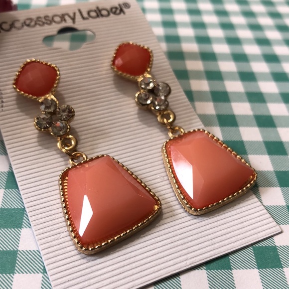 NWOT Beautiful Coral, Crystals & Gold Tone Pierced Earrings! - Picture 3 of 4